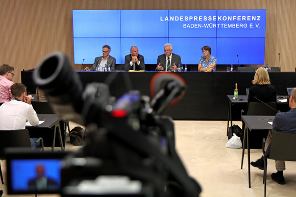 v.l.n.r.: Regierungssprecher Rudi Hoogvliet, Innenminister Thomas Strobl, Ministerpräsident Winfried Kretschmann und die Vorsitzende der Landespressekonferenz Baden-Württemberg, Barbara Schlegel