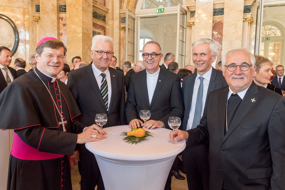 v.l.n.r.: Erzbischof Stephan Burger, Ministerpräsident Winfried Kretschmann, Landesbischof Frank Otfried July, Landesbischof Prof. Dr. Jochen Cornelius-Bundschuh und Bischof Gebhard Fürst