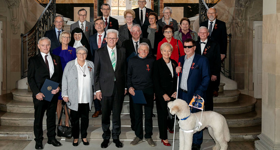 Gruppenbild mit Ministerpräsident Winfried Kretschmann (M.) und den Ordensträgerinnen und -trägern (Bild: Staatsministerium Baden-Württemberg)