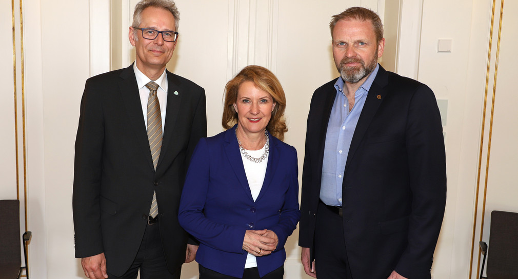 v.l.n.r.: Dr. Martin Niedermeyer, stellvertretender Leiter der Abteilung Europa, Interregionale Zusammenarbeit und Leiter des Referats für grenzüberschreitende Zusammenarbeit SaarLorLux im Ministerium für Finanzen und Europa des Saarlands, Heike Raab, Staatssekretärin und Bevollmächtigte des Landes Rheinland-Pfalz beim Bund und für Europa und Volker Ratzmann, Staatssekretär und Bevollmächtigter des Landes Baden-Württemberg beim Bund. (Bild: Staatsministerium Baden-Württemberg)