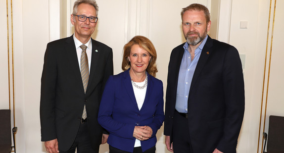 v.l.n.r.: Dr. Martin Niedermeyer, stellvertretender Leiter der Abteilung Europa, Interregionale Zusammenarbeit und Leiter des Referats für grenzüberschreitende Zusammenarbeit SaarLorLux im Ministerium für Finanzen und Europa des Saarlands, Heike Raab, Staatssekretärin und Bevollmächtigte des Landes Rheinland-Pfalz beim Bund und für Europa und Volker Ratzmann, Staatssekretär und Bevollmächtigter des Landes Baden-Württemberg beim Bund. (Bild: Staatsministerium Baden-Württemberg)