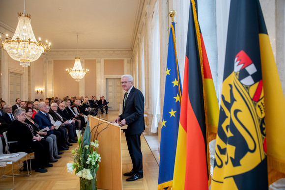 Ministerpräsident Winfried Kretschmann (r.) bei seiner Ansprache zu den Gästen (Bild: Staatsministerium Baden-Württemberg)