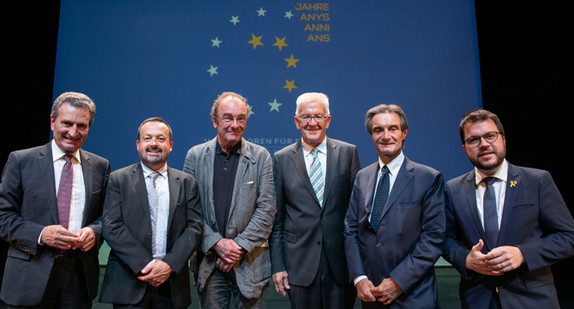 v.l.n.r.: EU-Kommissar Günther Oettinger, Yannick Neuder (Vizepräsident von Auvergne-Rhône-Alpes), Robert Menasse, Ministerpräsident Winfried Kretschmann, Attilio Fontana (Präsident der Lombardei) und Pere Aragonès (Vize-Präsident Kataloniens) (Foto: © Staatsministerium Baden-Württemberg)