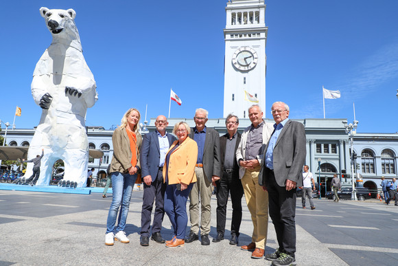 Ministerpräsident Winfried Kretschmann (M.), Minister Winfried Hermann (2.v.l.) und Ministerin Theresia Bauer (3.v.l.) stehen mit Abgeordneten des Landtags vor dem Ferry Building in San Francisco. (Foto: Staatsministerium Baden-Württemberg)