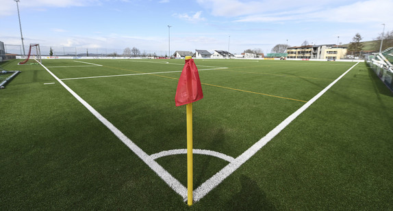 Ein Eckefahne steht auf dem leeren Fußballplatz. 