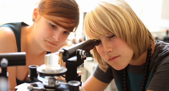 Zwei Studierende im Fach Physik an der Universität Freiburg (Bild: © Universität Freiburg, Sebastian Bender).