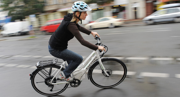 Eine Frau unterwegs mit einem Elektrofahrrad (Foto: © dpa)