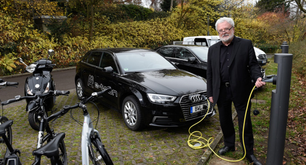 Staatsminister Klaus-Peter Murawski bei der Vorstellung der Dienstfahrzeugflotte mit alternativem Antrieb des Staatsministeriums