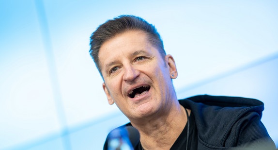 Hartmut Engler, Sänger der Band Pur, nimmt an einer Pressekonferenz zur Alphabetisierung in Baden-Württemberg teil. (Bild: © dpa)