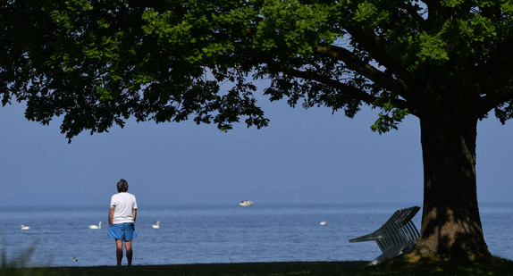 Ein Mann steht im Strandbad in Eriskirch (Baden-Württemberg) am Ufer des Bodensees. (Foto: dpa)