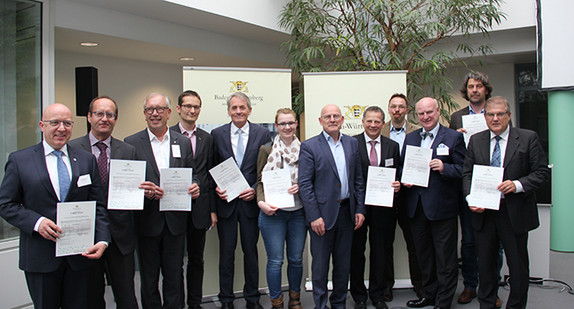 Gruppenbild mit Verkehrsminister Winfried Hermann (6.v.r.) (Foto: Ministerium für Verkehr)