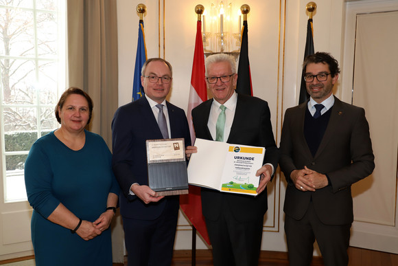 v.l.n.r.: Staatsministerin Theresa Schopper, der niederösterreichische Landeshauptfrau-Stellvertreter Dr. Stephan Pernkopf, Ministerpräsident Winfried Kretschmann und Umweltstaatssekretär Dr. Andre Baumann (Bild: Staatsministerium Baden-Württemberg)