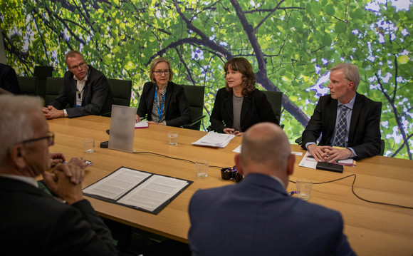 Ministerpräsident Winfried Kretschmann (l.) im Gespräch mit Terhi Lehtonen (hinten, 2.v.r.),  Staatssekretärin im Umweltministerium, in Helsinki (Finnland) (Bild: Staatsministerium Baden-Württemberg)