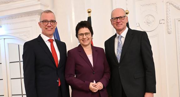 von links nach rechts: Generalstaatsanwalt Frank Rebmann, Ministerin Marion Gentges und Generalstaatsanwalt a. D. Achim Brauneisen