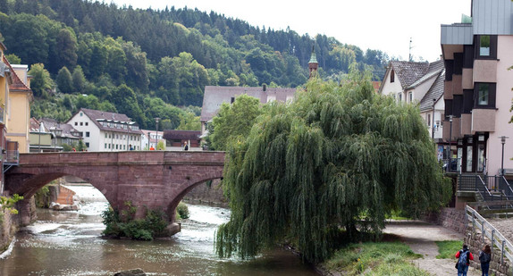 Blick auf die Nikolausbrücke in Calw.