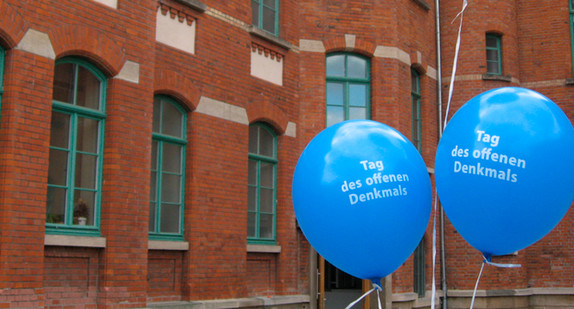 Blaue Luftballons mit der Aufschrift Tag des offenen Denkmals (Foto: © LAD, Irene Plein)