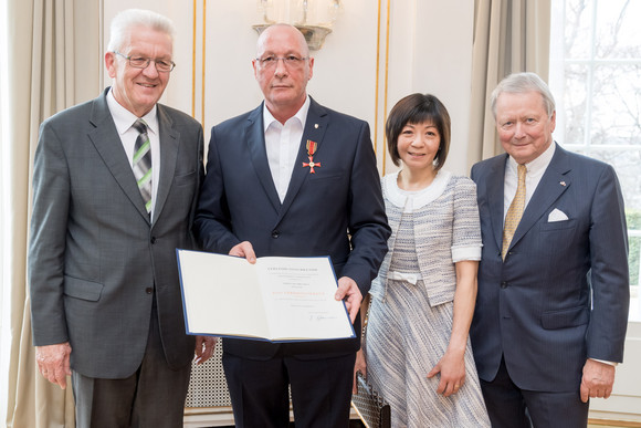 v.l.n.r.: Ministerpräsident Winfried Kretschmann, Uwe Hück, seine Ehefrau und Wolfgang Porsche