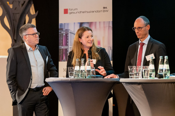 v.l.n.r.: Prof. Dr. Hagen Pfundner (Vorstand der Roche Pharma AG), Prof. Dr. rer. nat. Katja Schenke-Layland (Universität Tübingen), Bernd Rühle (Leitung Diakonie-Klinikum Stuttgart) (Foto: Staatsministerium Baden-Württemberg)