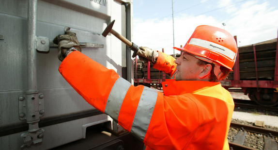 Ein Wagenmeister in einem Rangierbahnhof (Foto: © Deutsche Bahn AG)