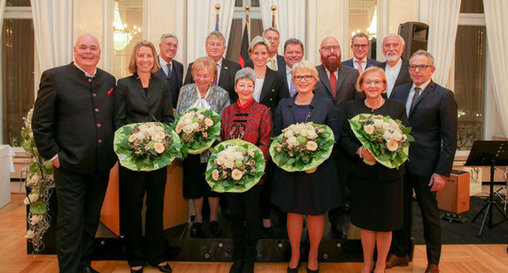 Gruppenbild mit Wirtschaftsministerin Nicole Hoffmeister-Kraut (2. Reihe, M.) (Foto: © Lichtgut/Leif Piechowski)