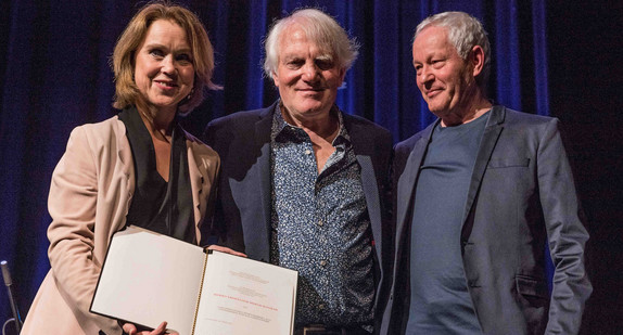 Kunststaatssekretärin Petra Olschowski (l.) und Jazz-Ehrenpreisträger Bernd Konrad (M.) beim Jazzpreis BW (Foto: © Jörg Becker)