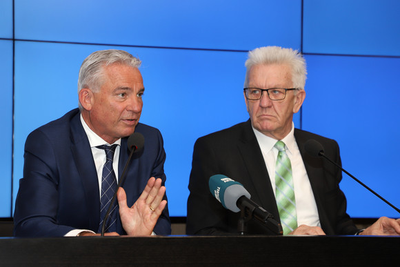 Ministerpräsident Winfried Kretschmann (r.) und Innenminister Thomas Strobl (l.) (Bild: Staatsministerium Baden-Württemberg)