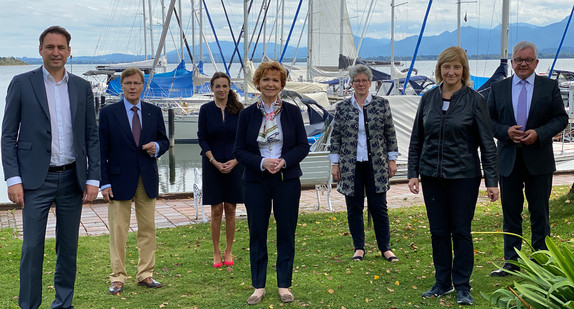 v.l.n.r.: Die Justizministerinnen und Justizminister Georg Eisenreich (Bayern), Peter Biesenbach (Nordrhein-Westfalen), Susanne Hoffmann (Brandenburg), Barbara Havliza (Niedersachsen), Anne-Marie Keding (Sachsen-Anhalt), Eva Kühne-Hörmann (Hessen), und Guido Wolf (Baden-Würtemberg) (Bild: Justizministerium Baden-Württemberg)