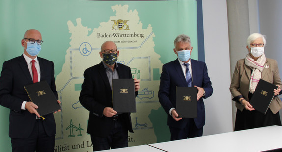 V.l.n.r.: Alexis von Komorowski, Hauptgeschäftsführer des Landkreistags Baden-Württemberg, Verkehrsminister Winfried Hermann, Klaus Sedelmeier, Vorsitzender des Verbands Baden-Württembergischer Omnibusunternehmer, und Gudrun Heute-Bluhm, Geschäftsführendes Vorstandsmitglied des Städtetags Baden-Württemberg