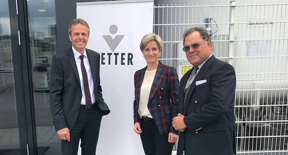 Wirtschaftsministerin besucht Landkreis Ravensburg im Mai 2019. Auftakt im Programm war der Besuch bei der Vetter Pharma-Fertigung GmbH & Co. KG. (v.l.n.r.: Geschäftsführer Thomas Otto, Ministerin Hoffmeister-Kraut und Udo J. Vetter, Beiratsvorsitzender und Mitglied der Inhaberfamilie)