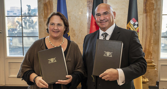 Staatsministerin Theresa Schopper (l.) und Daniel Strauß (r.), Vorsitzender des Landesverbands Deutscher Sinti und Roma (Bild: Staatsministerium Baden-Württemberg)