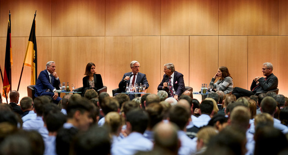 Minister Thomas Strobl, Julia Ebner, Armin Käfer, Wolfgang Bosbach, Ann-Katrin Müller, Professor Dr. Andreas Wirsching bei der Podiumsdiskussion im Innenministerium. (Bild: Steffen Schmid / Innenministerium)