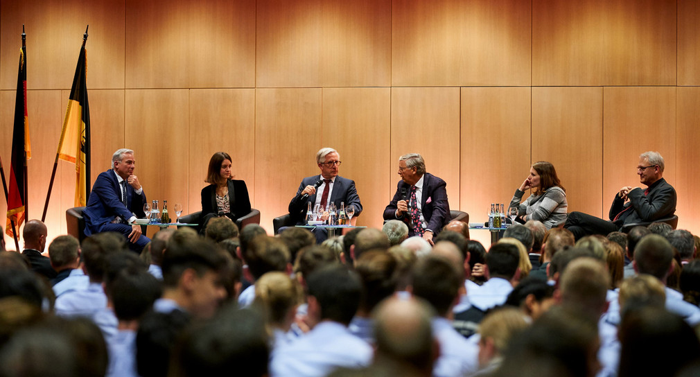 Minister Thomas Strobl, Julia Ebner, Armin Käfer, Wolfgang Bosbach, Ann-Katrin Müller, Professor Dr. Andreas Wirsching bei der Podiumsdiskussion im Innenministerium. (Bild: Steffen Schmid / Innenministerium)