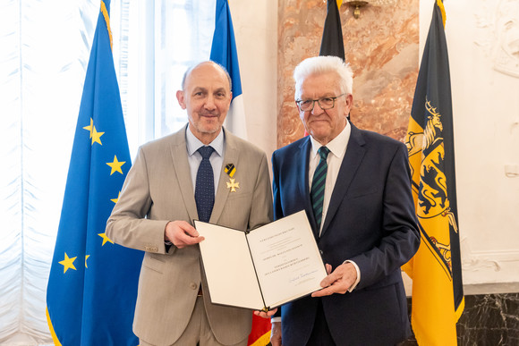 Ministerpräsident Winfried Kretschmann (rechts) und Dr. rer. nat. habil. Wolfgang Hansch (links)