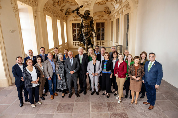 Gruppenbild des Landeskabinetts im Residenzschloss Rastatt