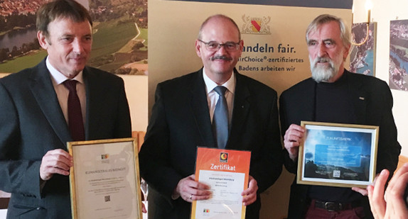 Ministerialdirektor Jörg Krauss, Jürgen Dietrich und Prof. Armin Gemmrich (v.l.n.r.) bei der Urkundenübergabe (Quelle: Ministerium für Finanzen)