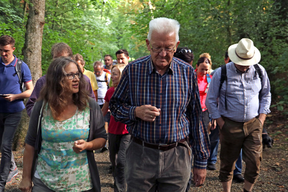 Wanderung zur Burg Hohenzollern: Ministerpräsident Winfried Kretschmann (r.) im Gespräch