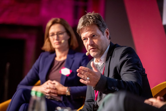 Panel 1 (Macht & Medien): Bettina Schausten (l.) und Robert Habeck (r.) (Bild: Staatsministerium Baden-Württemberg)