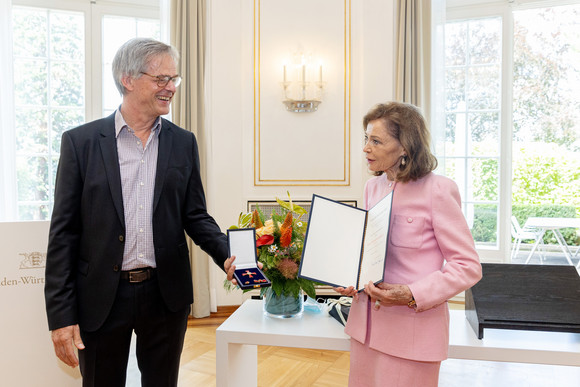 Staatssekretär Rudi Hoogvliet (l.) und Ann-Katrin Bauknecht (r.) bei der Überreichung des Bundesverdienstkreuzes.