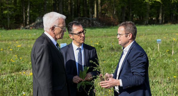 Ministerpräsident Winfried Kretschmann (links), Cem Özdemir (Mitte), Bundesminister für Ernährung und Landwirtschaft, und Jürgen Maurer (rechts), F.R.A.N.Z.-Demobetrieb Hohenlohe