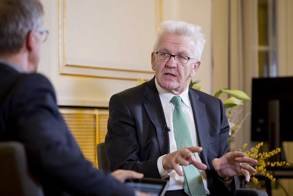 Ministerpräsident Winfried Kretschmann (r.) und Regierungssprecher Rudi Hoogvliet (l.)