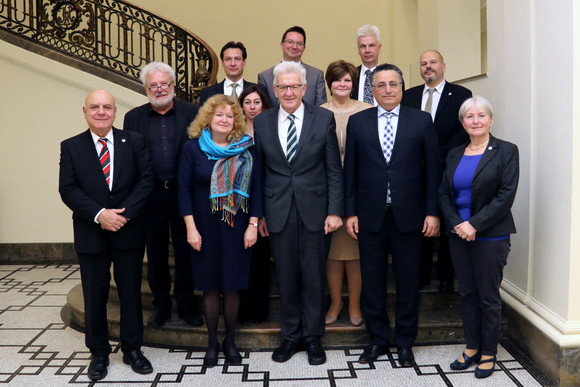 Gruppenbild mit Ministerpräsident Winfried Kretschmann (v.M.) und Staatsminister Klaus-Peter Murawski (2.v.l.) anlässlich des Jahresgesprächs mit den Israelitischen Religionsgemeinschaften Baden und Württemberg am 11. Januar 2018 in der Villa Reitzenstein in Stuttgart