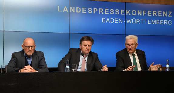 Ministerpräsident Winfried Kretschmann (r.), Sozial- und Integrationsminister Manne Lucha (M.) und Verkehrsminister Winfried Hermann (l.) (Bild: Staatsministerium Baden-Württemberg)