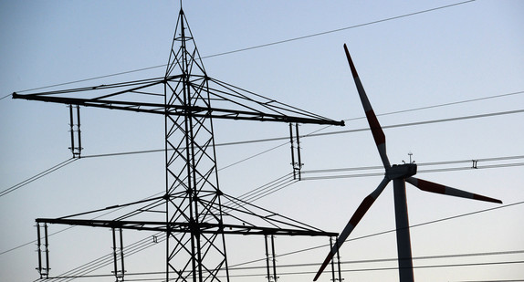 Ein Windrad dreht sich bei Herbolzheim vor einem Strommast. (Bild: Patrick Seeger/dpa)