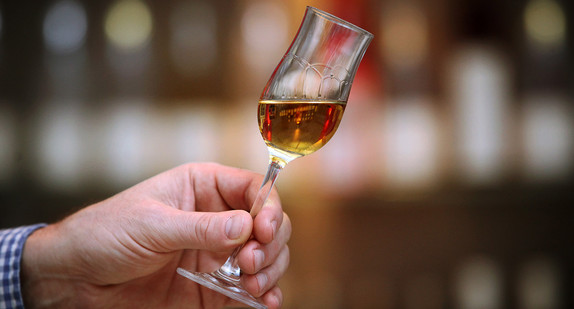 ein Glas Mirabellen-Brand