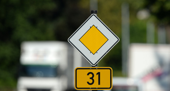 Dutzende Laster und Autos fahren auf der Bundesstraße 31 durch den Friedrichshafener Teilort Fischbach (Baden-Württemberg) am Bodensee. (Bild: dpa)