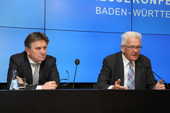 Ministerpräsident Winfried Kretschmann (r.) und Sozial- und Integrationsminister Manne Lucha (l.) bei der Regierungspressekonferenz (Bild: Staatsministerium Baden-Württemberg)