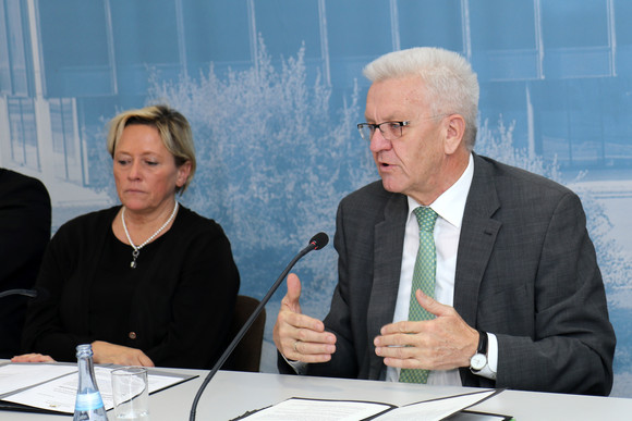 Ministerpräsident Winfried Kretschmann (r.) und Kultusministerin Susanne Eisenmann (l.)