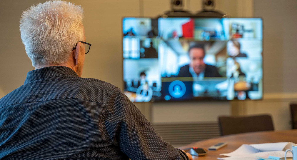 Ministerpräsident Winfried Kretschmann während einer Kabinettsstitzung via Videokonferenz.