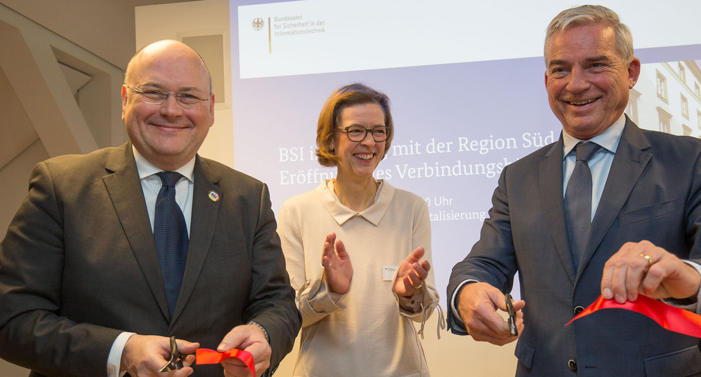 Arne Schönbohm, BSI-Präsident, Beate Bube, Präsidentin des Landesamts für Verfassungsschutz Baden-Württemberg und Innenminister Thomas Strobl (von links nach rechts) bei der Eröffnung des BSI-Verbindungsbüros Süd.