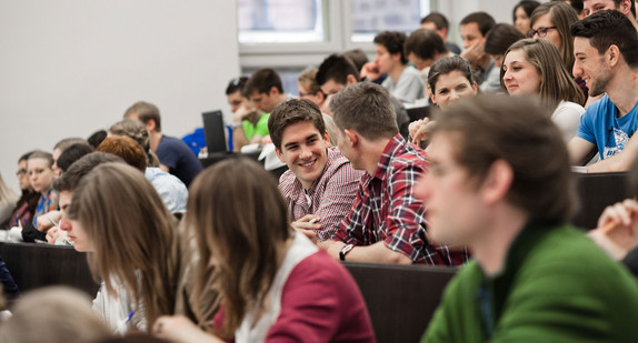 Studierende in eimem Hörsaal an der Universität Heidelberg (Bild: © Shooresh Fezoni).